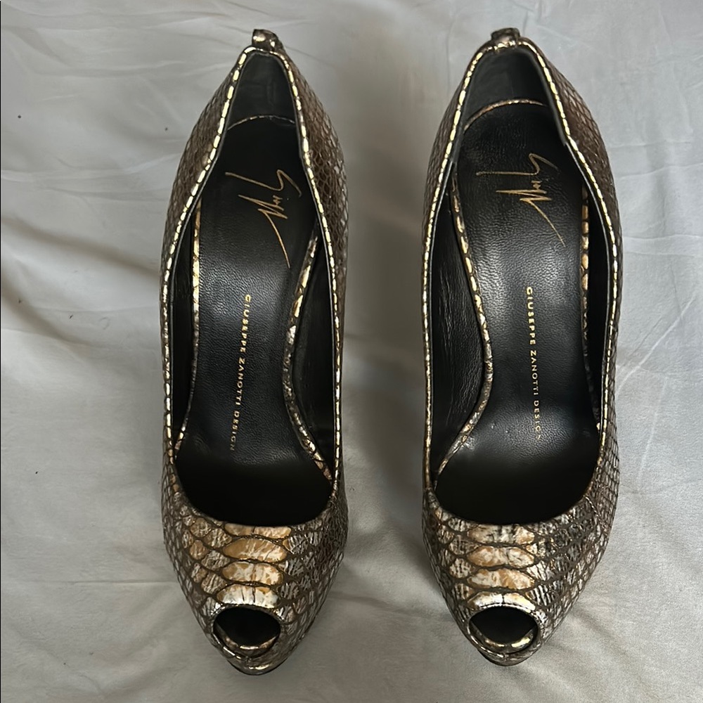 Giuseppe Zanotti Gold Peep Toe Pumps size 36